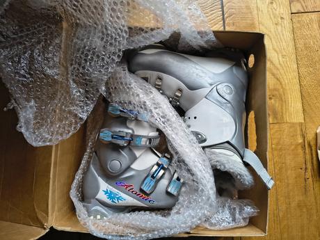 Lyžiarky, atomic,38