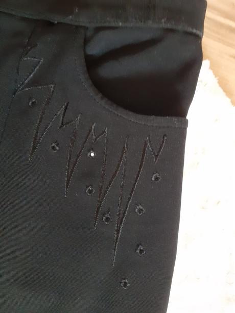 Nohavice s vysivkou, l