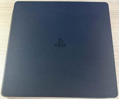 Playstation 4 slim,