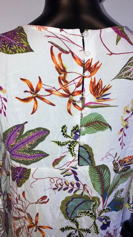 Dámske šaty vzorované s volánovým rukávom, m