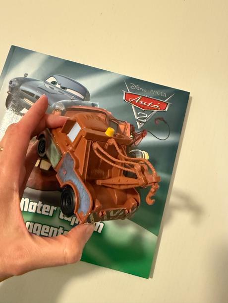 Kniha autá 2 - mater tajným agentom a auto mater, 