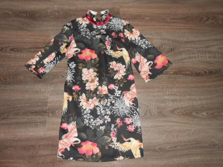 Asos zaujímavé šaty s kvetmi č. xs-34, xs