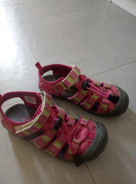 Turistické sandále, 32