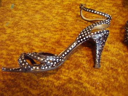 Čierne sandalky  s bielymi bodkami, 36