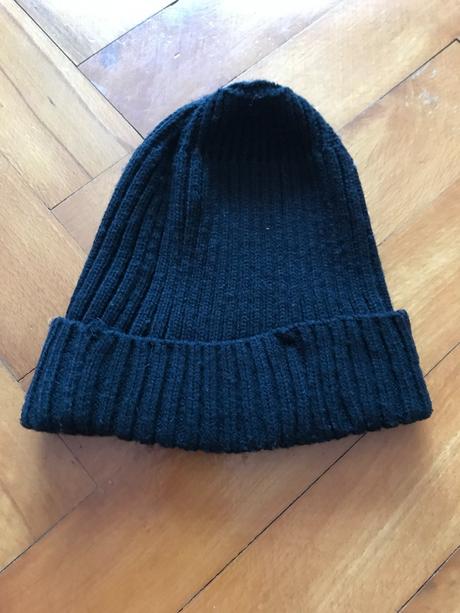 Čierna zimná čiapka,