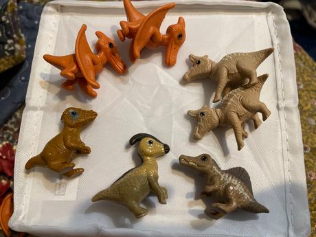 Malý látkový sloník a kinder postavičky, dinosaury,