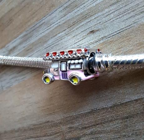 Prívesok ružový karavan, 