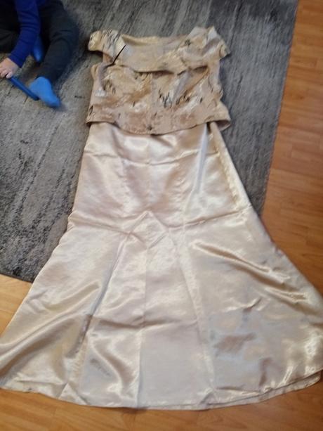 Béžový kostým, 46