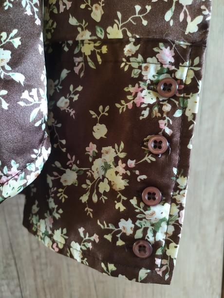 Saténová blúzka, 38