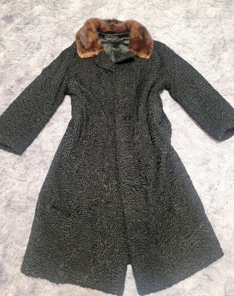 Elegantný čierny karakulový kožuch s hnedým golier, l