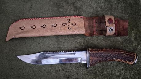 Ručne vyrobeny nozik v kozenom puzdre,