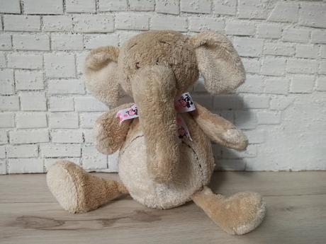 Rozkošný malý sloník s mašličkou okolo krku,