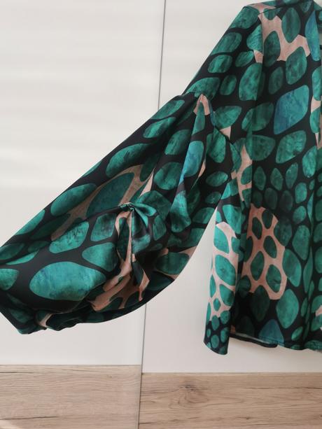 Krásna zaujímava zelená blúzka, s