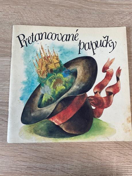 Krásna stará mini retro kniha pretancované papučky,