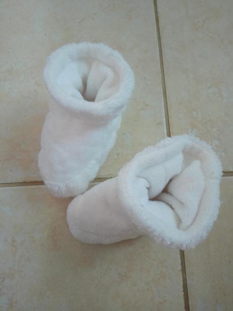 Biele teplé capacky 10 cm, 18