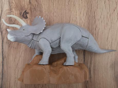 Dinosaurus jurassic world so svietiacimi klami,