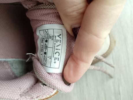 Ľahucké tenisky, 33