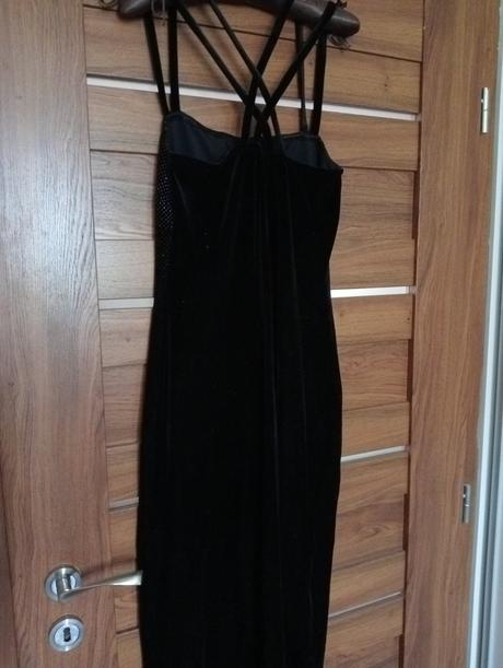 Zamatové spoločenské šaty, 36