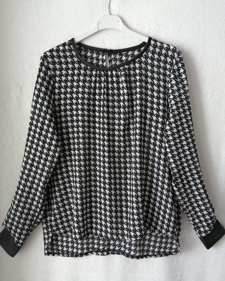 Pekná pohodlná blúzka lemovaná jemnou koženkou, 38