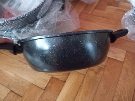 Hrniec s granitovym povrchom,