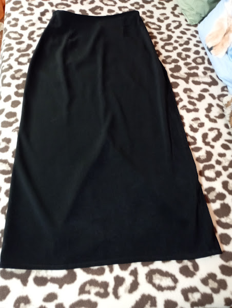 Dlhá čierna sukňa, 46