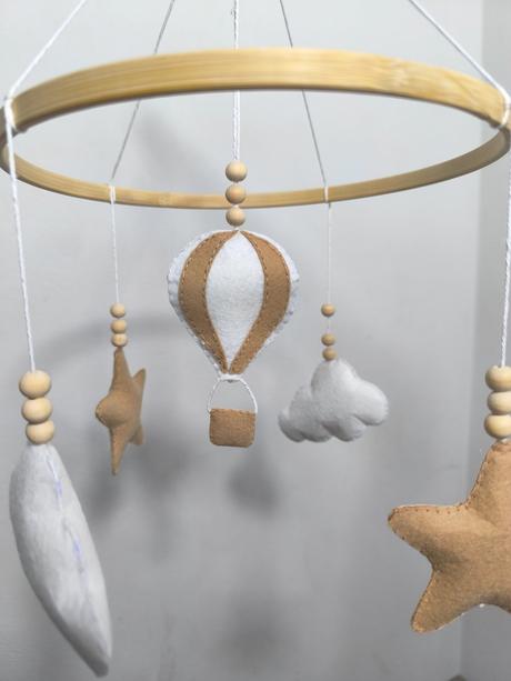 Kolotoč nad postieľku balón, 