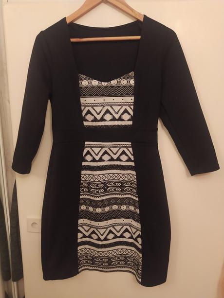 Čierne šaty so vzorom, 38