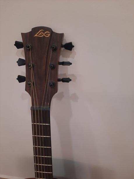 Gitara akusticka,
