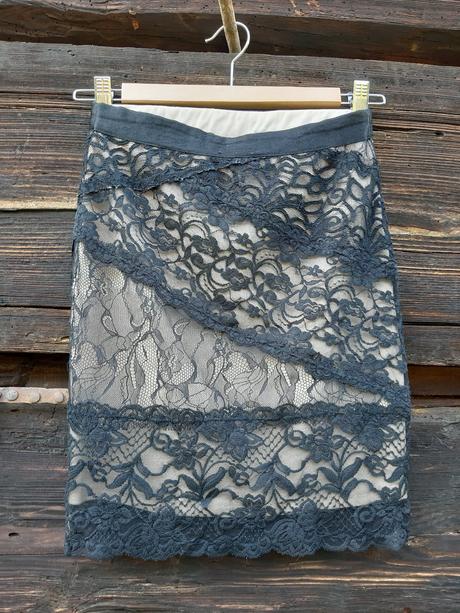 Pekná čipkovaná sukňa, 34