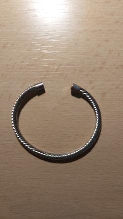 Náramok striebornej farby, 