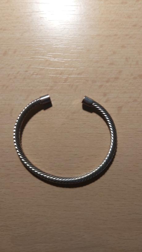 Náramok striebornej farby, 