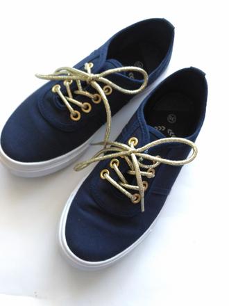 Tmavomodré plátenky so zlatými šnurkami, 35