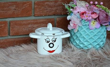 Okatý smaltový hrnček s pokrievkou,