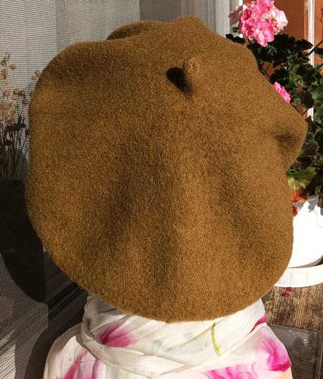 Vlnená baretka, evita