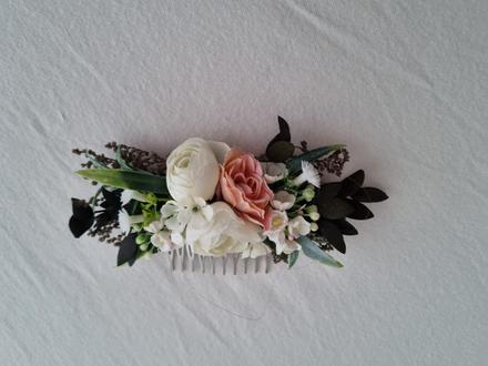 Kvetinový hrebeň do vlasov,