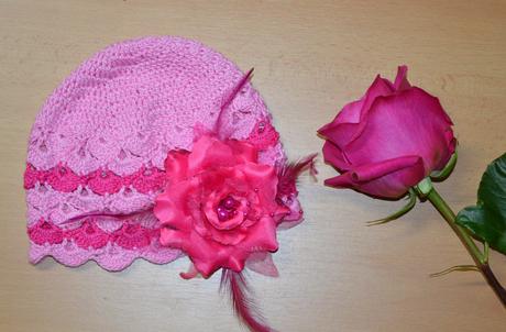 Háčkovaná čiapočka s kvetom, <50 - 158