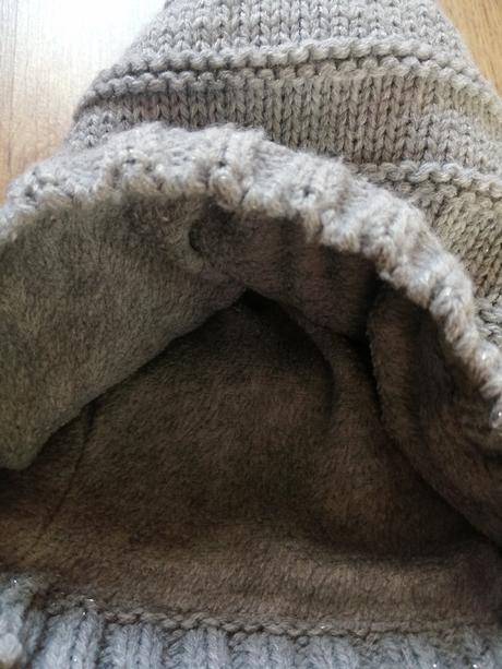 Siva ciapka s ligotavou nitou., 