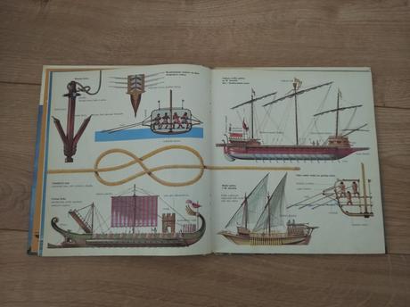 Pekná staršia kniha plachetnice,