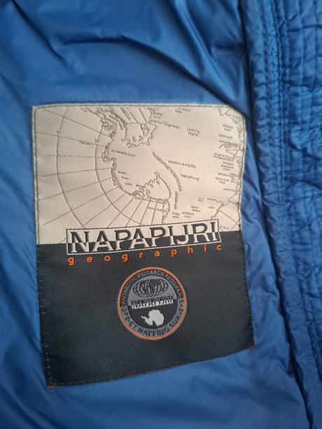 Krasna bunda vo vybornom stave, napapijri,s