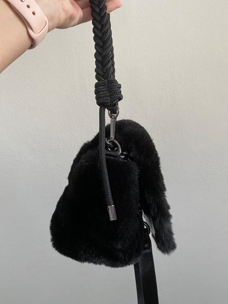 Parfois chlpatá kabelka, 