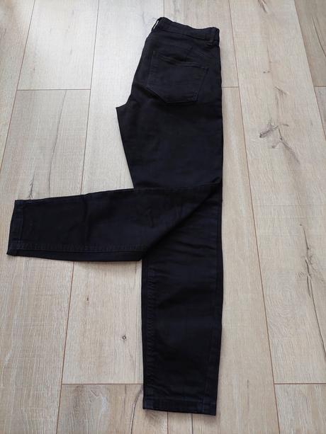 Čierne rifle, reserved,38