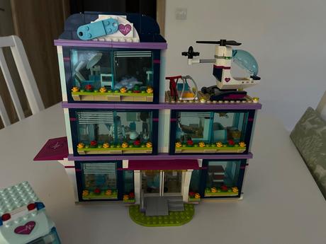 Lego friends 41318 nemocnica,