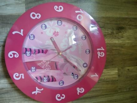 Nastenne hodiny barbie, 