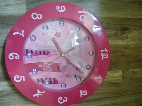 Nastenne hodiny barbie, 