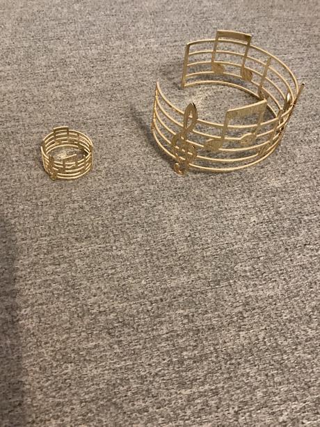 Elegantny náramok a prsteň - hudba,