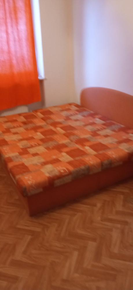 Sedačka, posteľ, stolík,