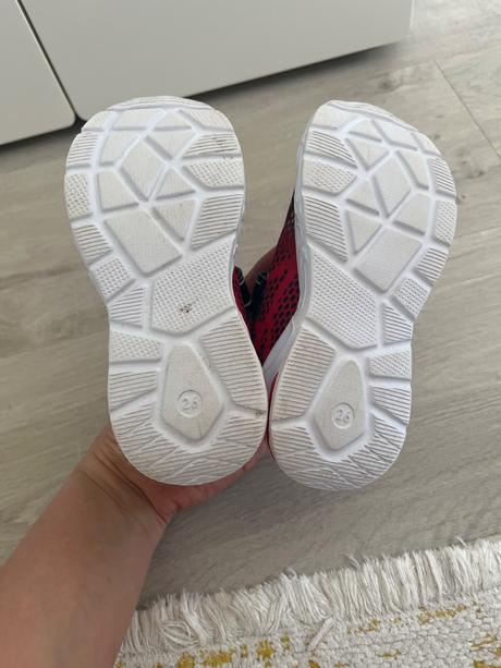 Svietiace tenisky, 26