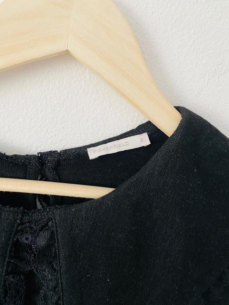 Čierne tričko s ozdobným golierom, s