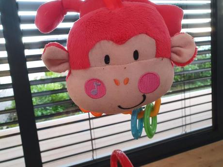 Fisher price - opička na kočík,