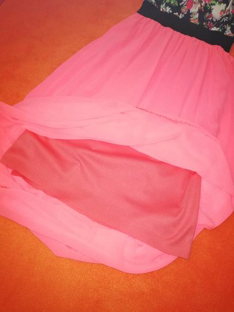 Kvetované šaty bez ramienok, s